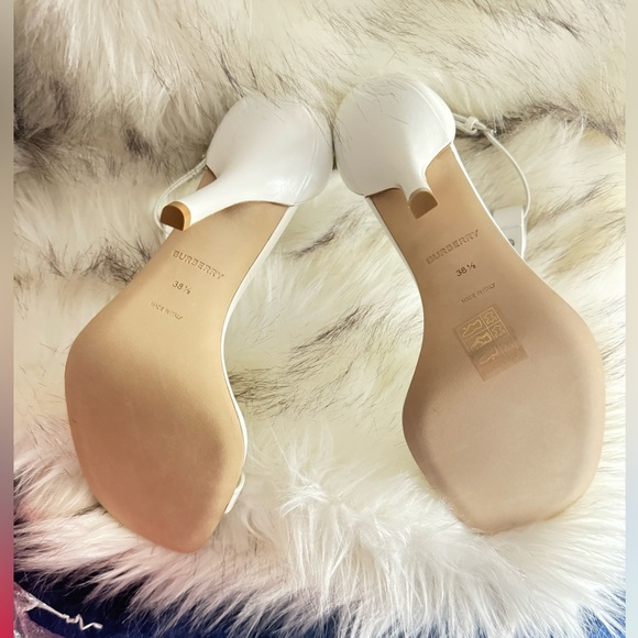 BURBERRY 
Optic White Stephanie Pumps 
EU38.5 - Picture 5 of 12